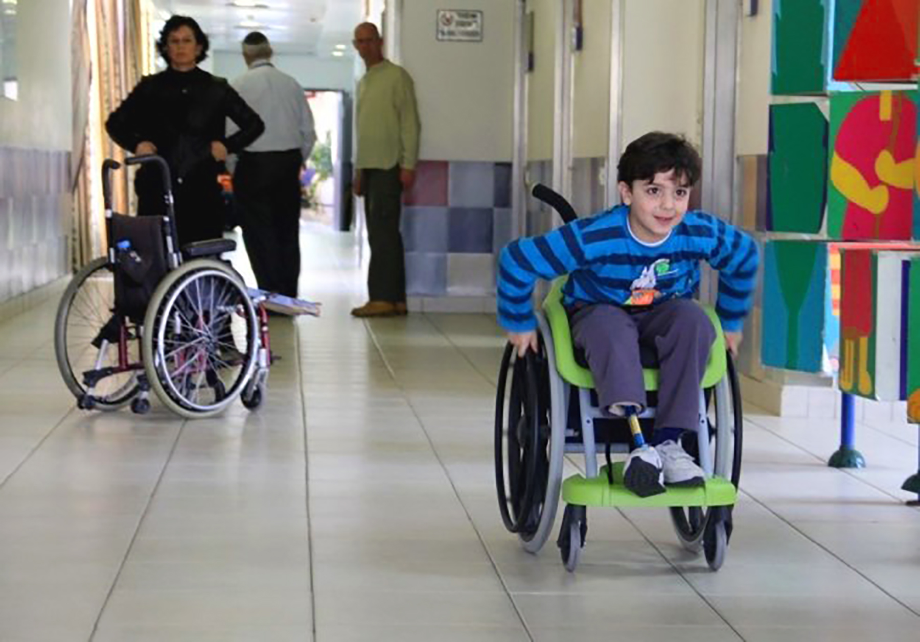 Инвалиды с детства 50 лет. Дети инвалиды. Ребенок в инвалидной коляске. Коляска для детей инвалидов. Дети инвалиды колясочники.